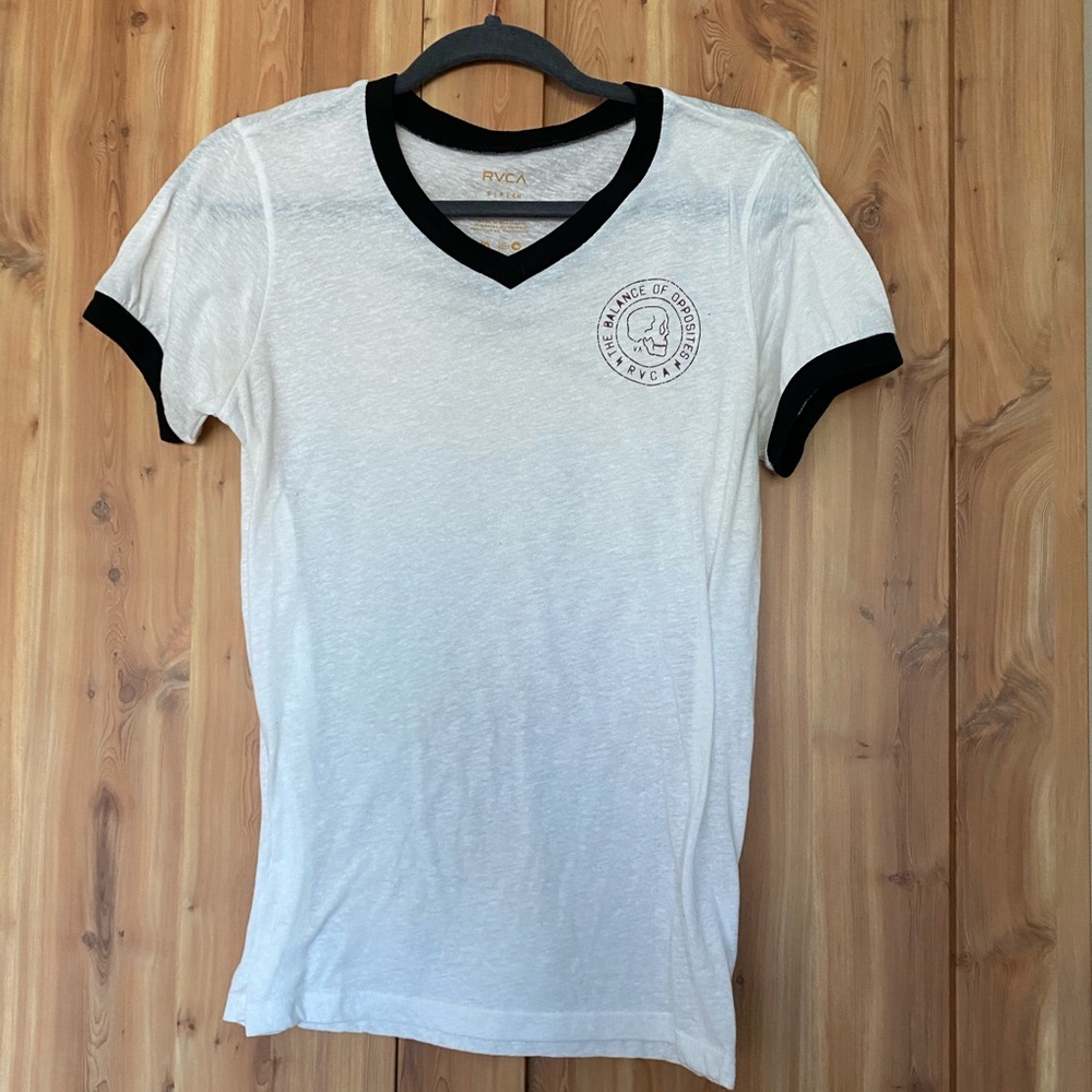 •RVCA SKULL V NECK•